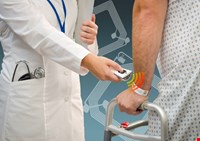 تکنولوژی RFID چگونه به مراقبت از بیماران کمک می‌کند؟