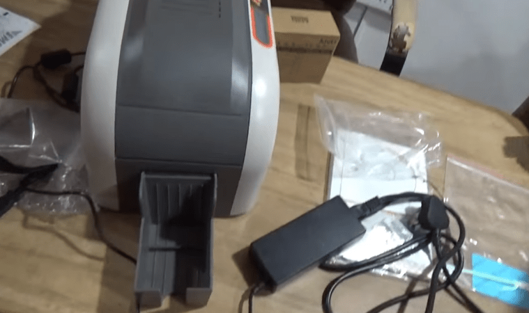 گام چهارم؛ نصب کردن محفظه کارت خروجی