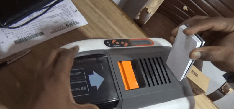 گام سوم؛ قرار دادن کارت pvc خام در دستگاه