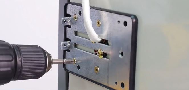 محکم کردن بخش خارجی در نصب قفل دیجیتال